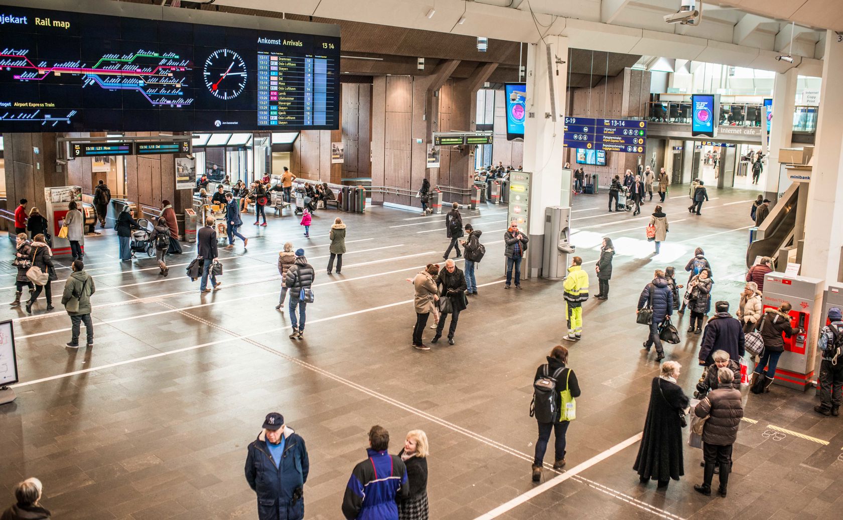 Inne på sentralstasjonen, oversikt over avganger og mange mennesker