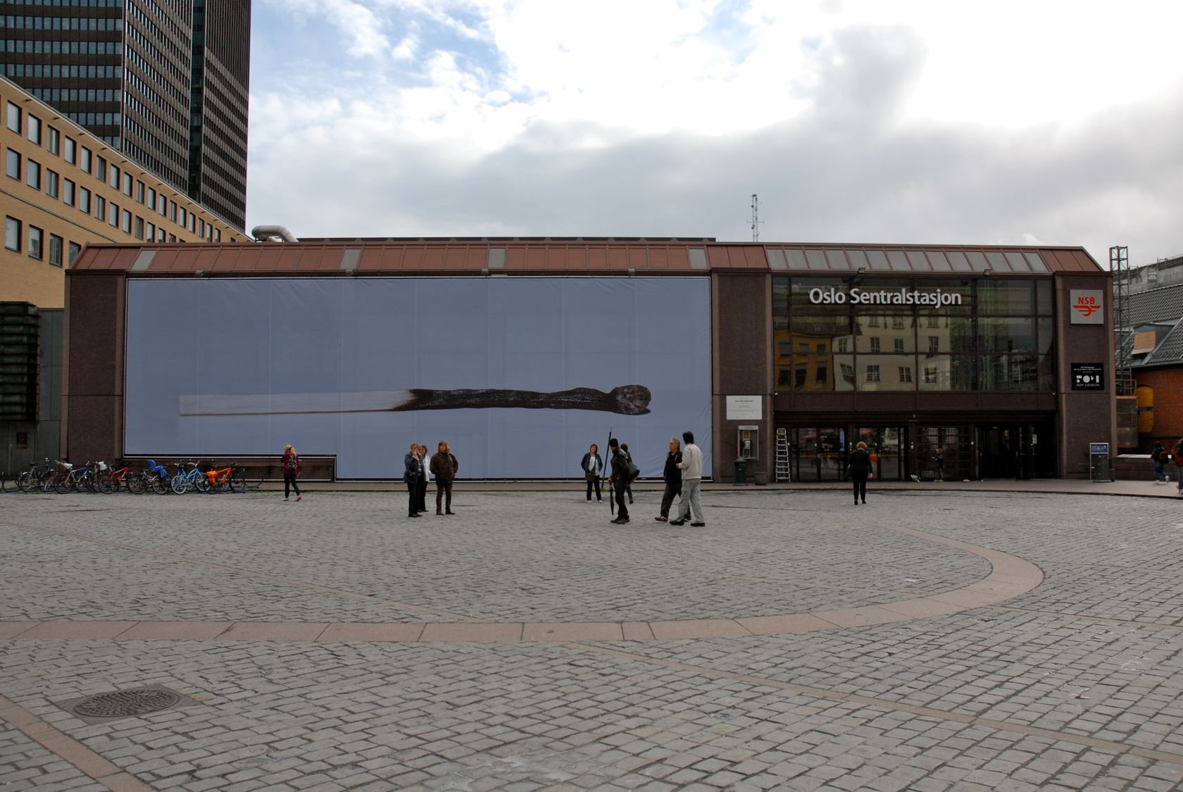 Torg foran jernbanestasjon. Kunst på veggen.