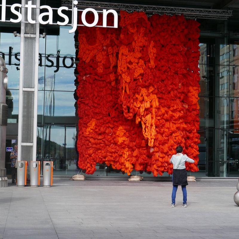 Oslo S med en stor rød kunstvegg