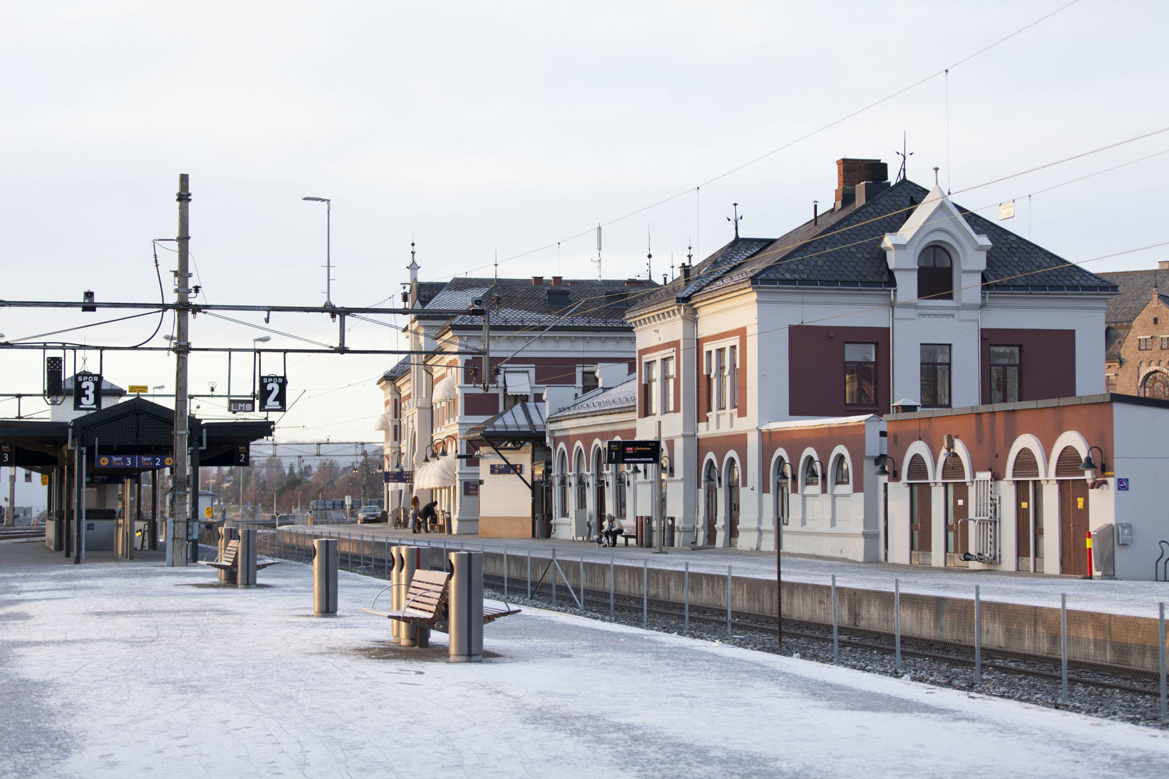Stasjonen og stasjonsbygningen sett fra stasjonen