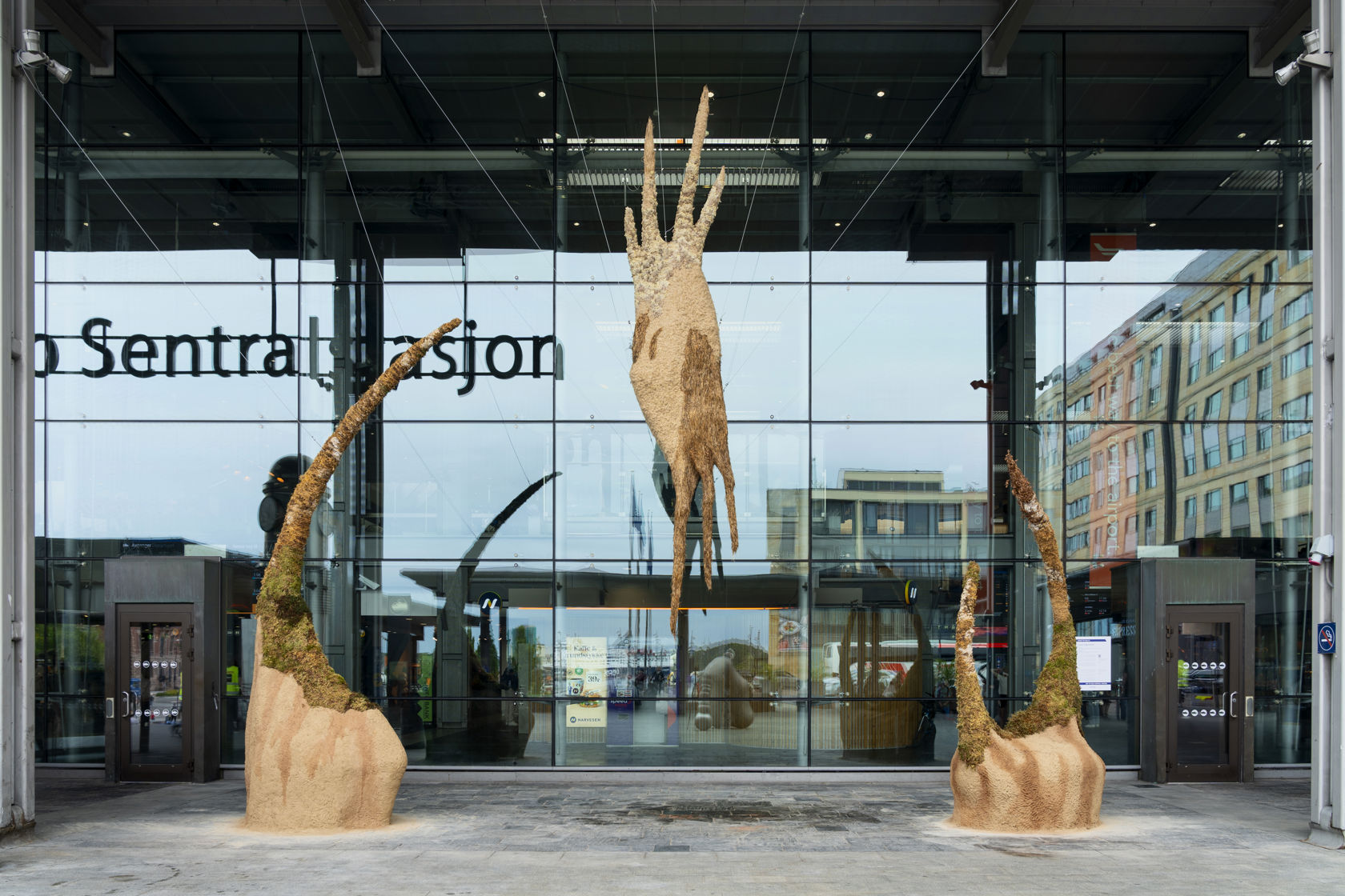 kunstverk utstilt ved inngangen til Oslo S