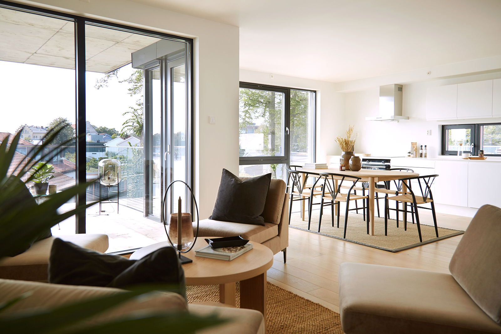 En møblert bolig. Stue i forgrunn og spisegruppe lenger bak.