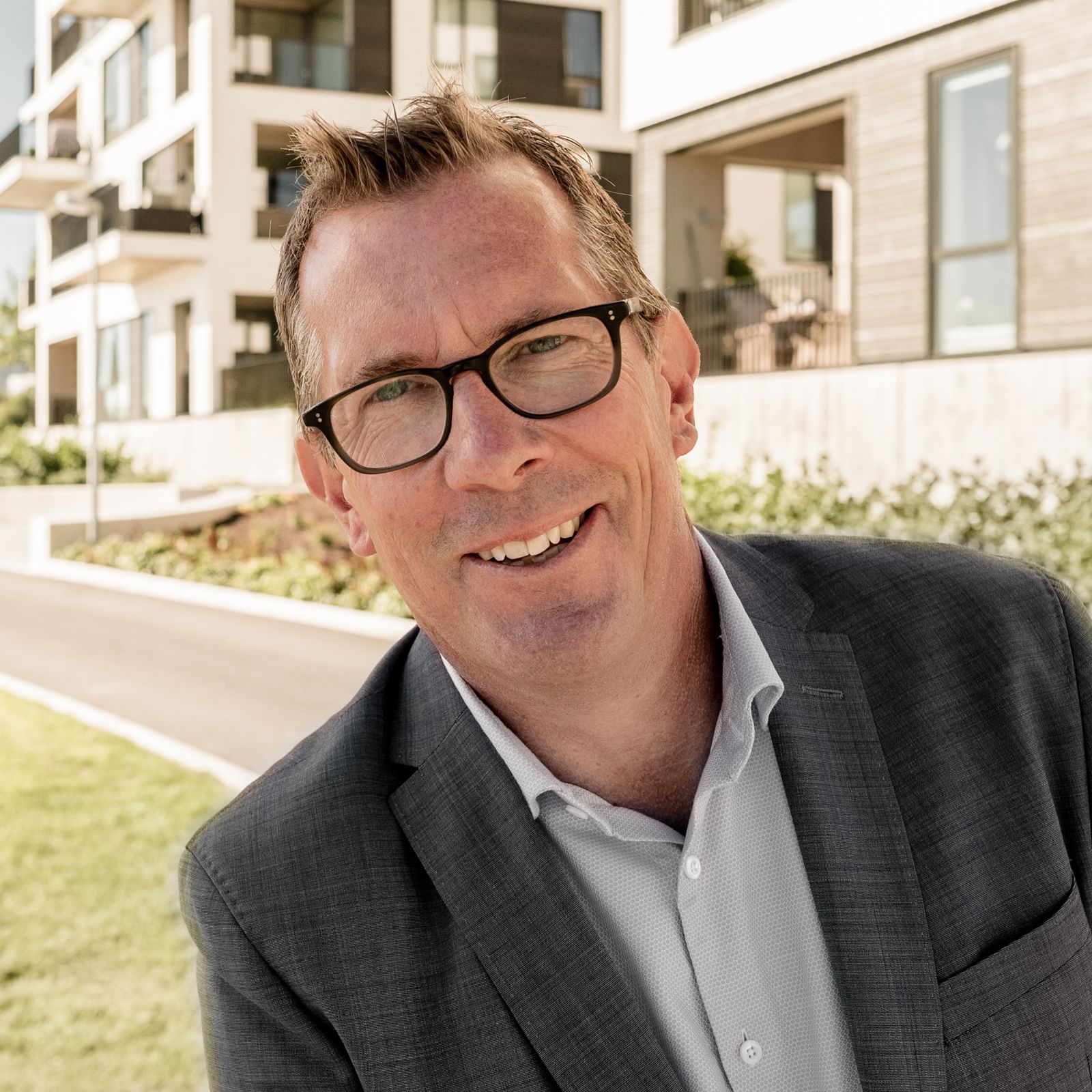 Smilende mann med briller