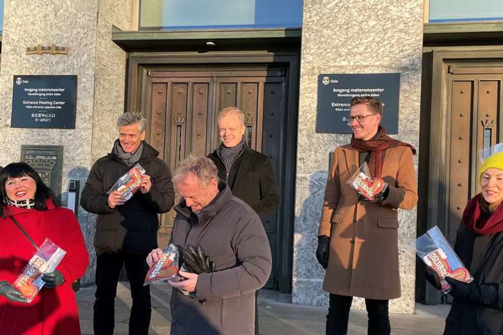 Eierne av Oslobolig på Rådhustrappa i Oslo