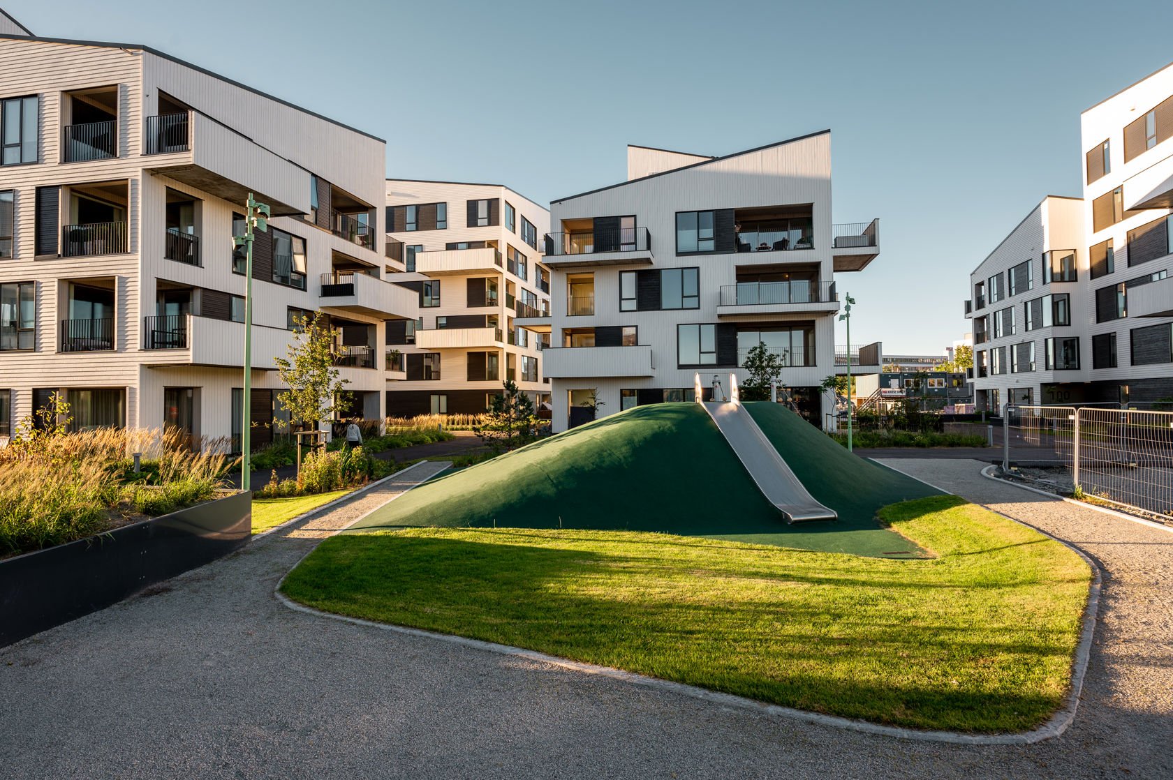 Tre boligblokker med grøntområde i mellom - nybygd