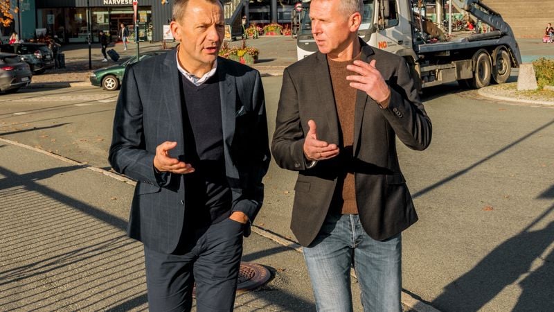 to menn går og snakker sammen ute