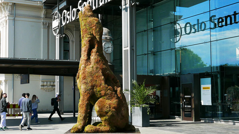 stor statue av en sittende hund