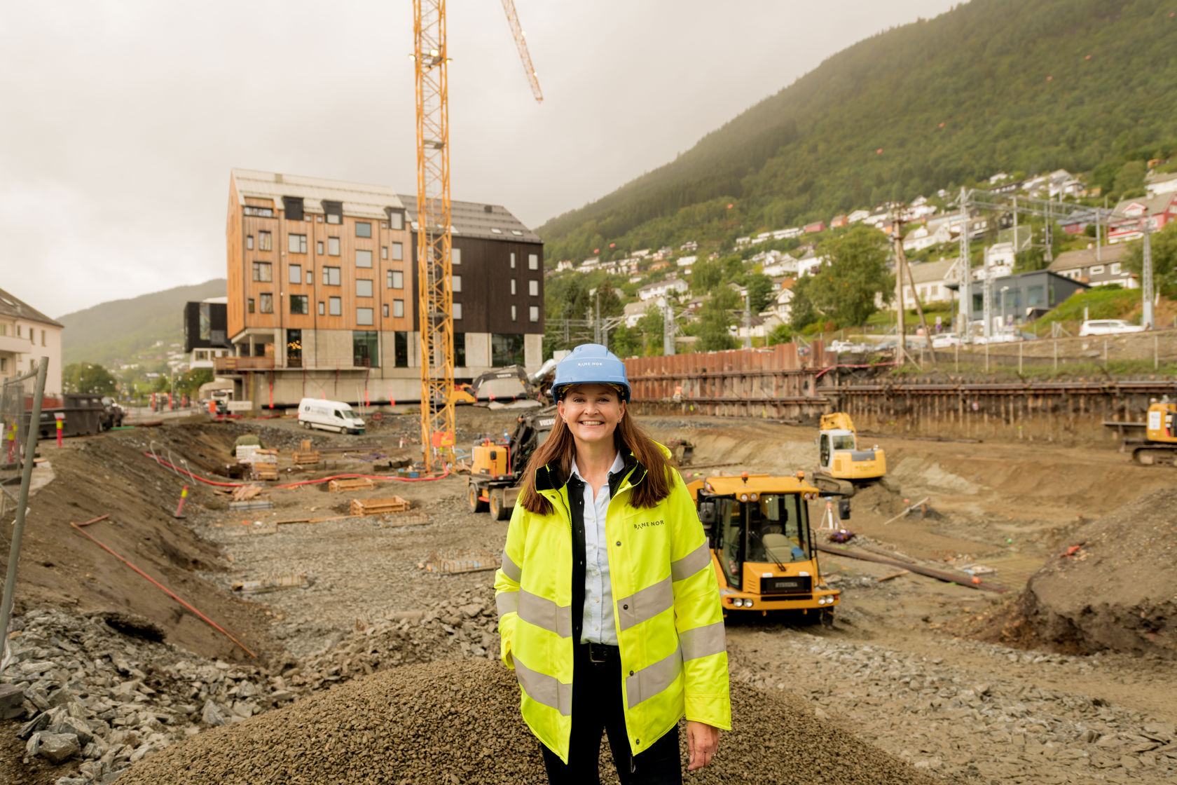 Prosjektdirektør Kristin Haug Lund på tomta hvor Knutepunktet nå er ferdigstilt