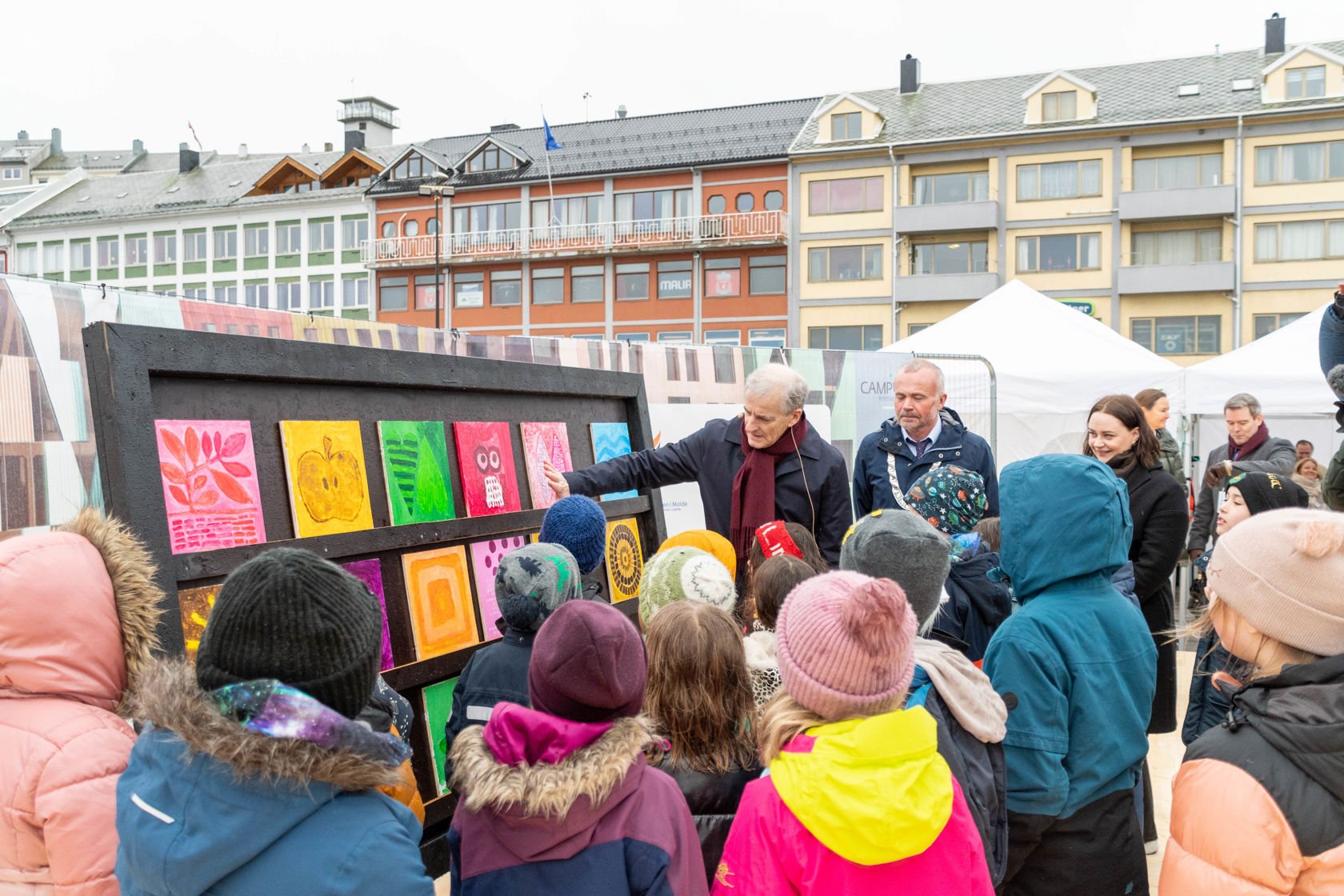 Grunnsteinen på en ganger to meter med motiver fra FN's bærekraftsmål