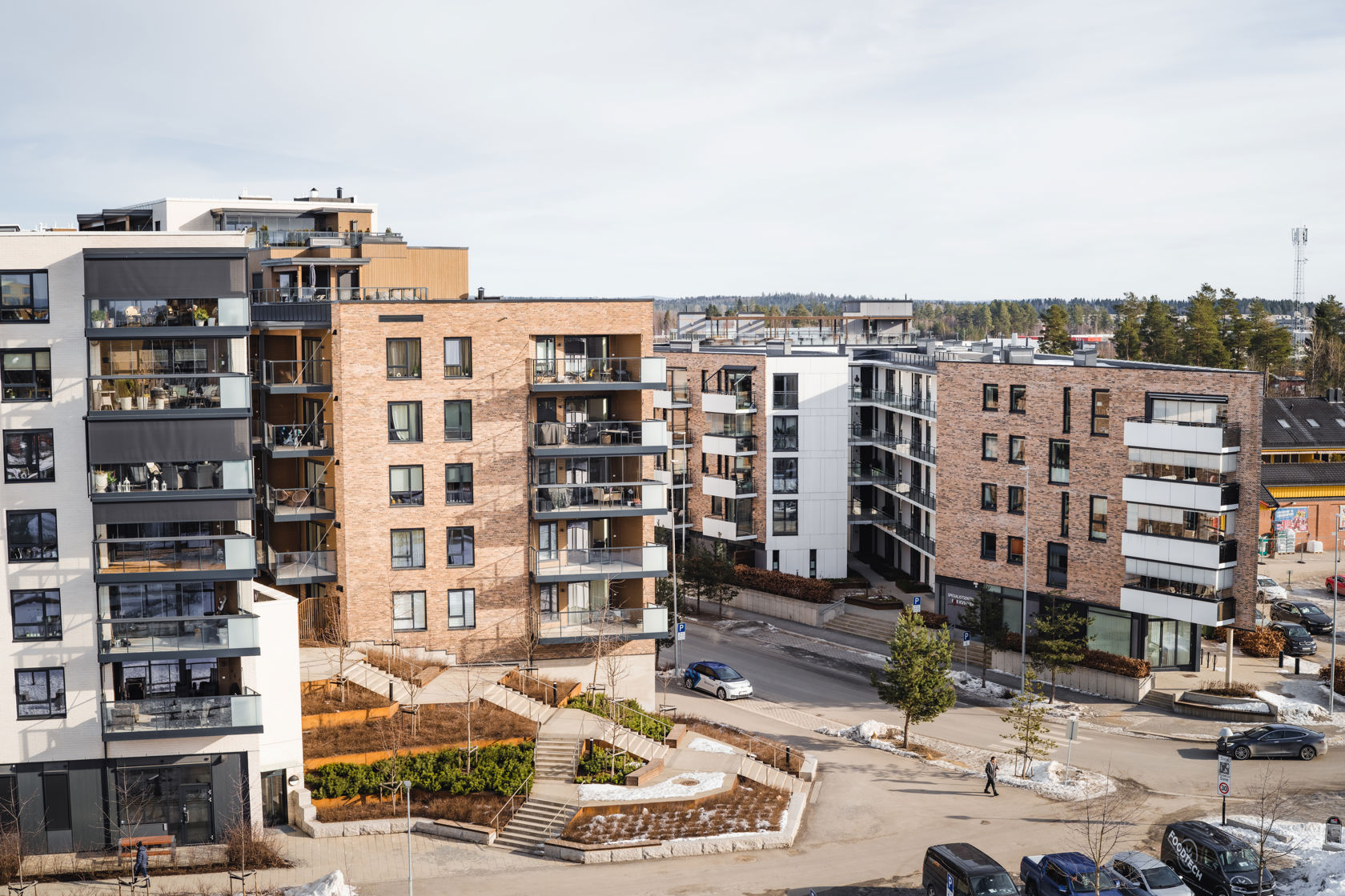 bilder av boligblokker med åpen plass foran