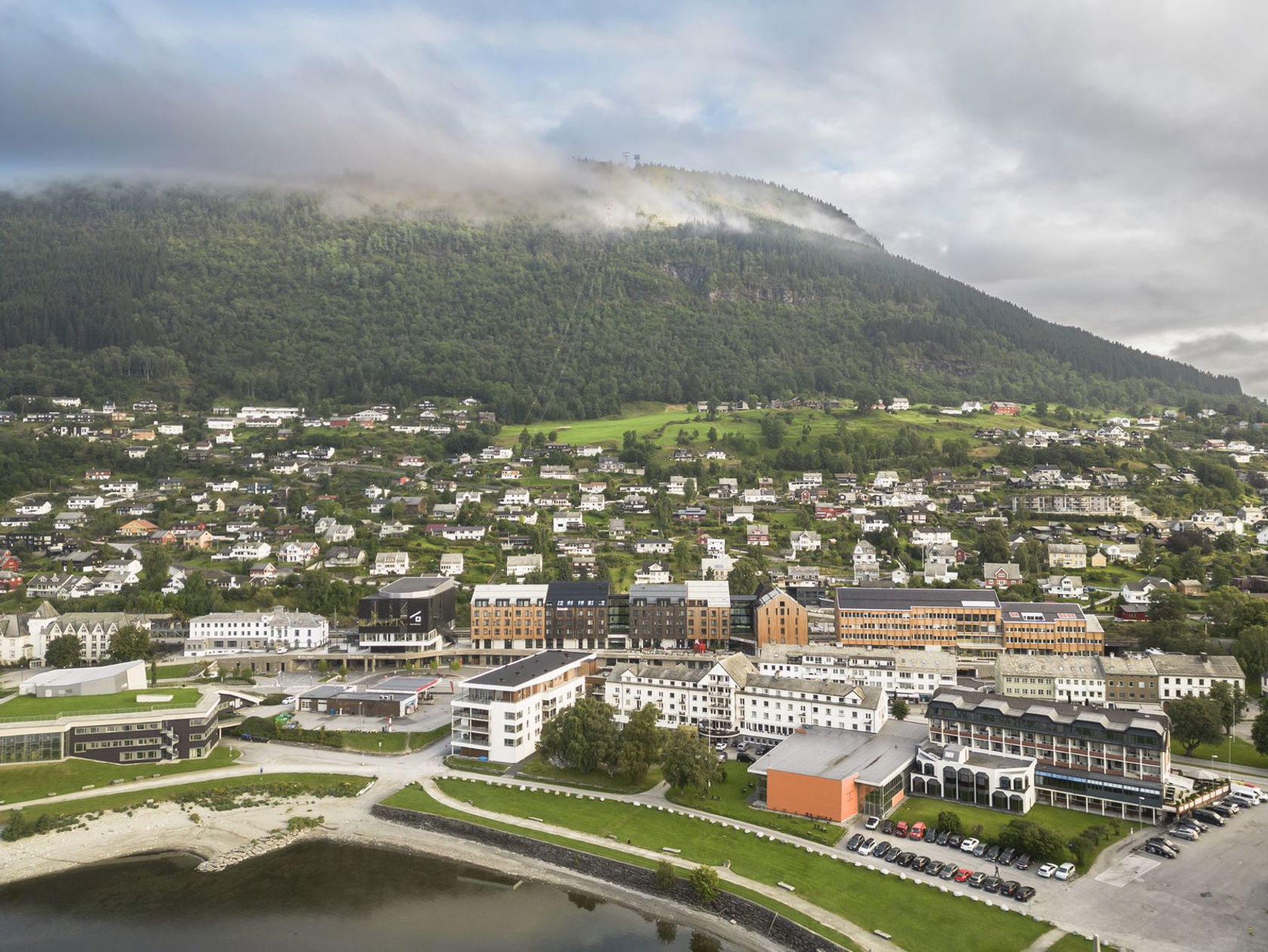 Stasjonen, gondolen, hotellet og kontorbygget