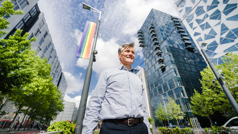 mann i gate mellom høye bygg