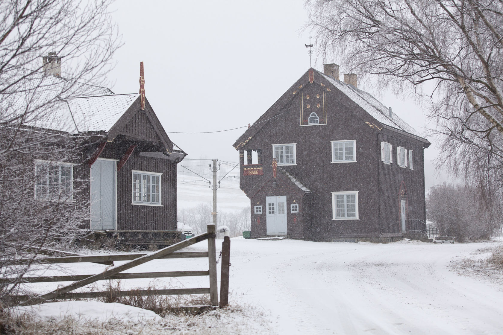 to gamle trebygg på vinteren