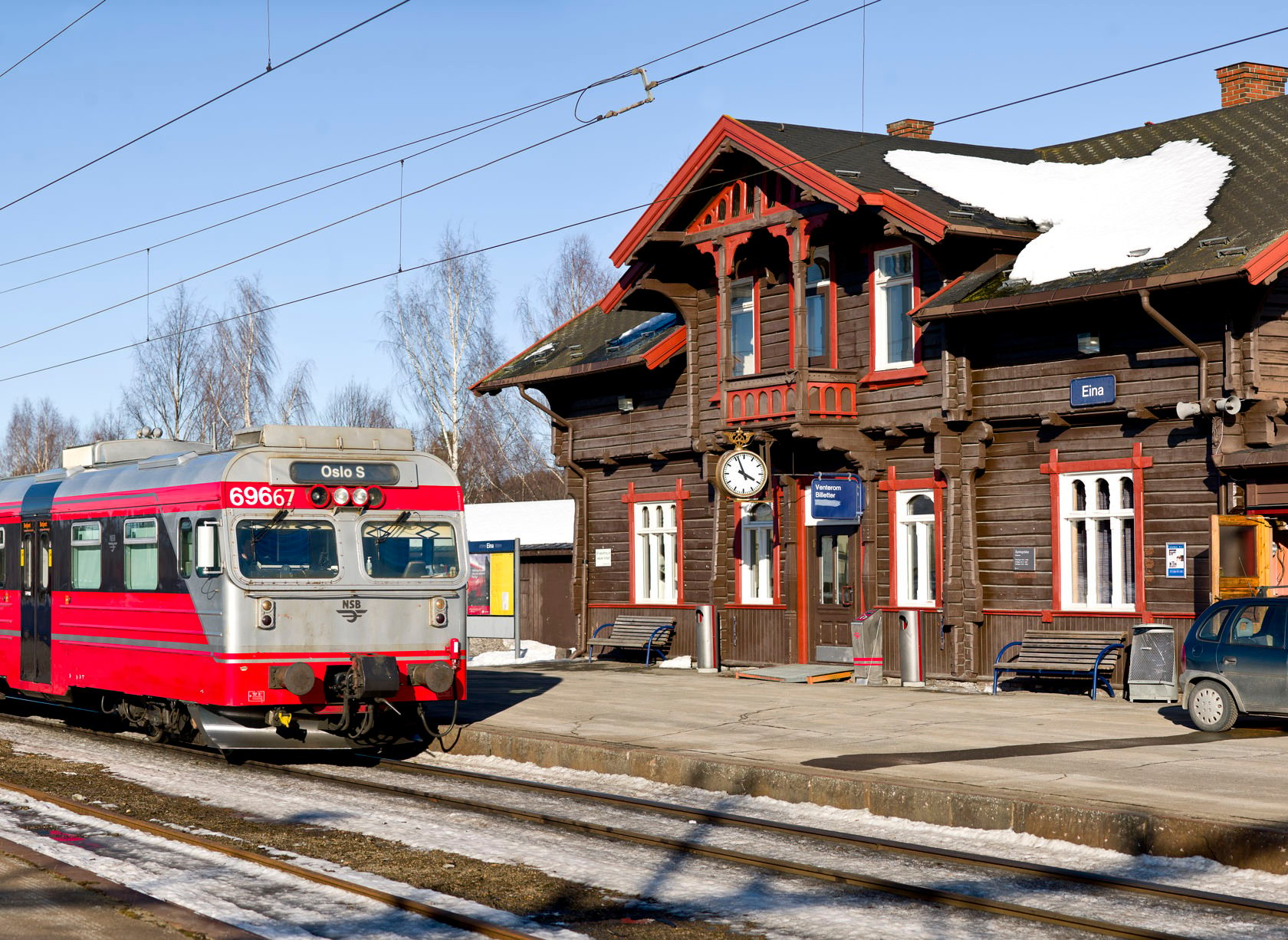gammel stasjon i tre med tog foran
