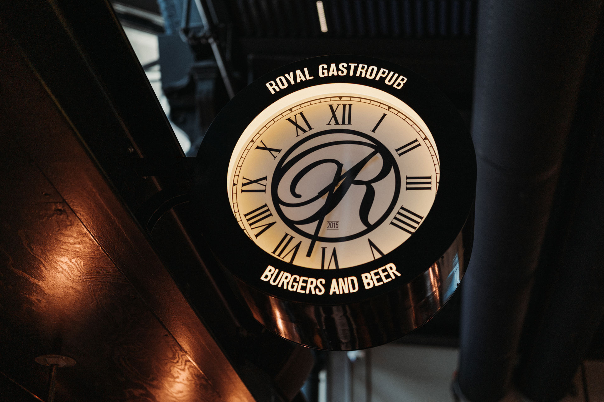 Klokke med logoen til Royal Gastropub